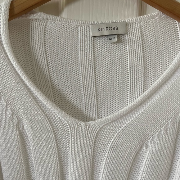 Kinross 🤍 cozy and chic white v-neck sweater, like new condition! Size: M - Picture 6 of 10